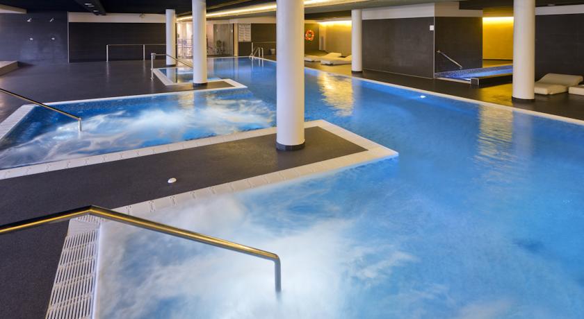 Джакузи в крытом бассейне