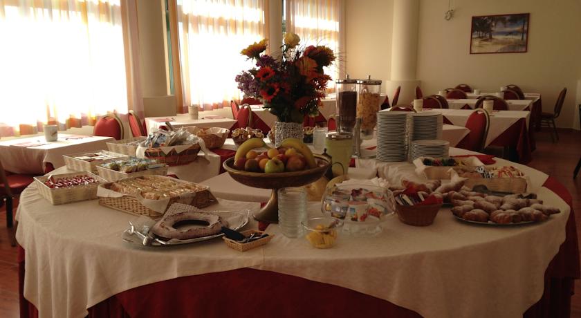 Шведский стол в ресторане