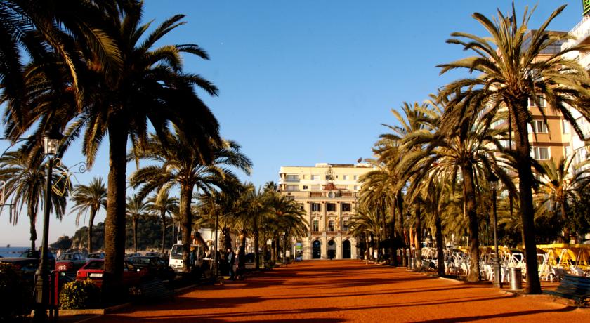 Территория возле отеля