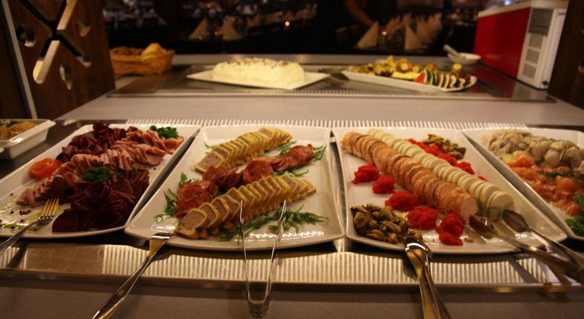 Шведский стол в ресторане