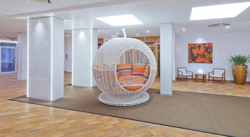 Холл с зоной для отдыха