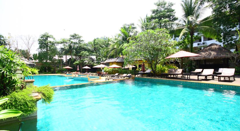 Открытый бассейн с террасой для загара