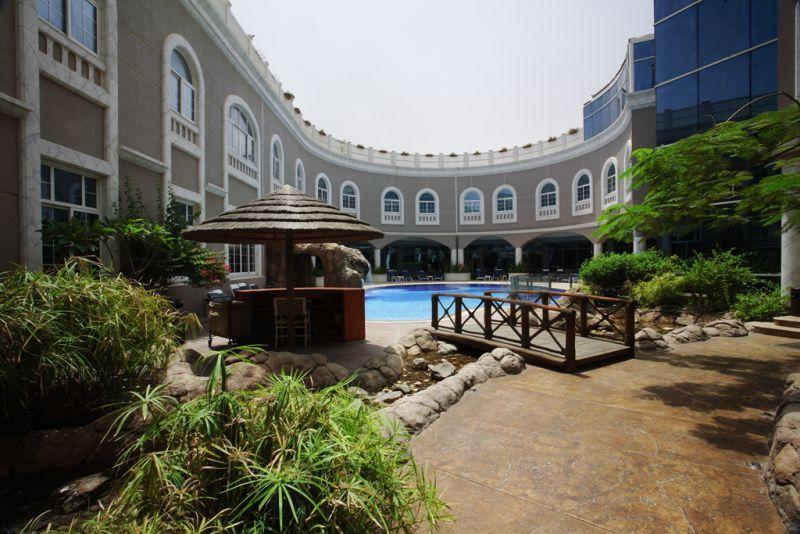 В саду отеля