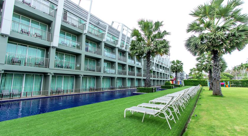 Терраса для загара у бассейна