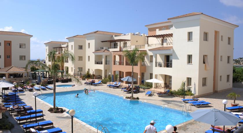 Территория у бассейна