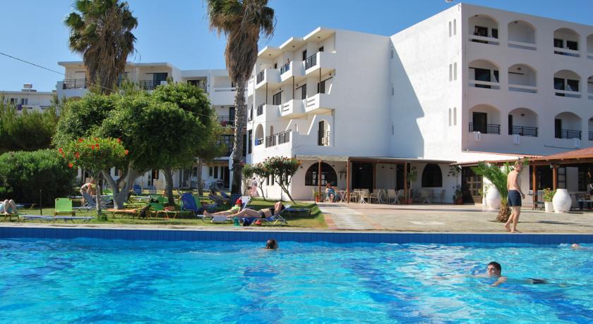 Открытый бассейн с террасой для загара