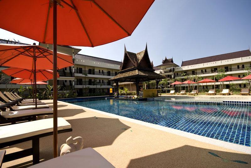 Терраса для загара у бассейна