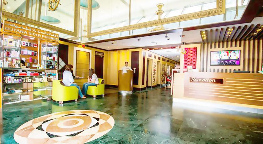 Магазины в холле