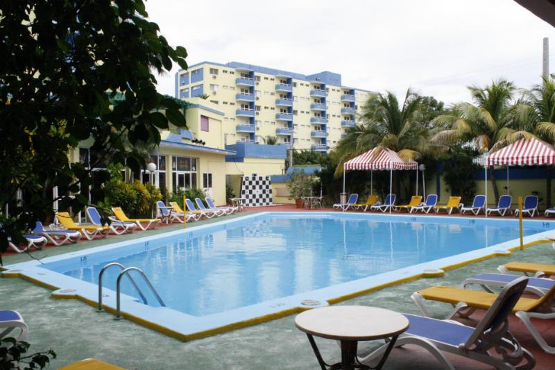 Открытый бассейн с террасой для загара