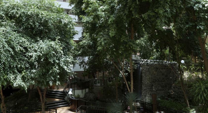 В саду отеля