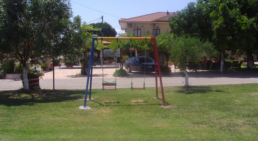 На детской площадке