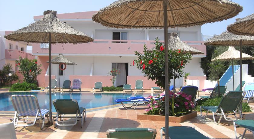 Терраса для загара у бассейна