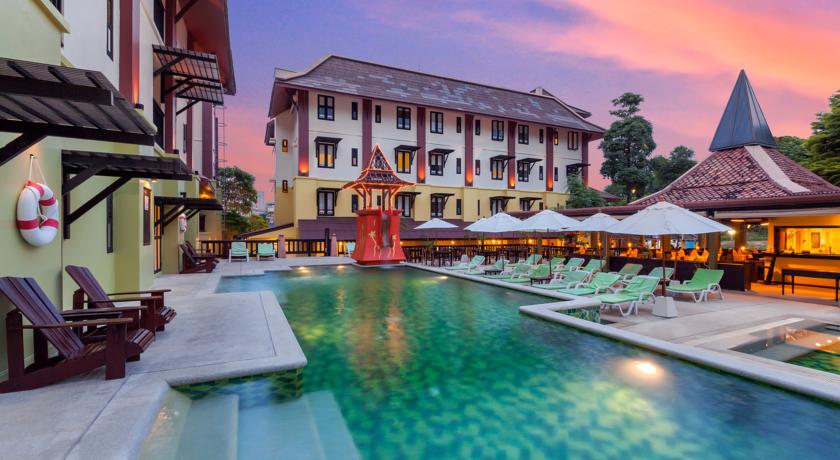 Открытый бассейн с террасой для загара