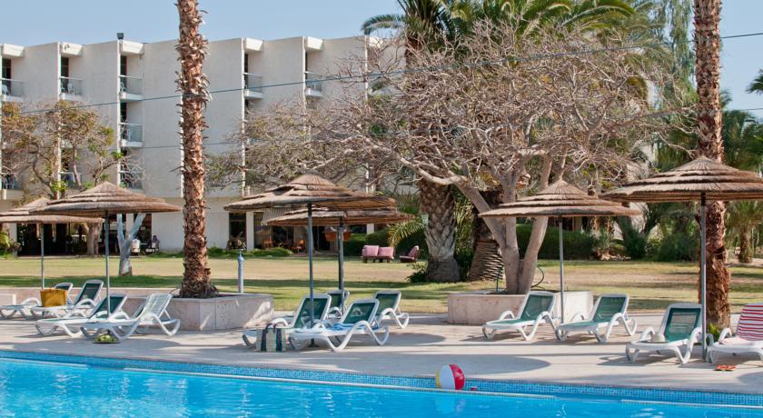 Открытый бассейн с террасой для загара