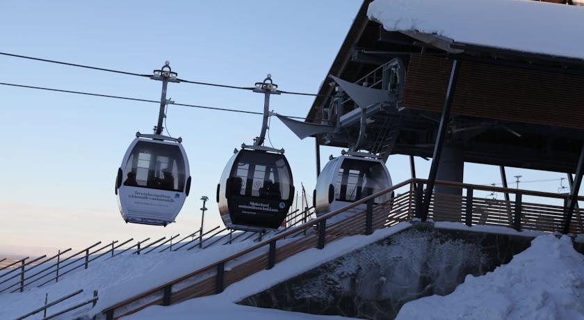 Подъемник находится рядом с отелем