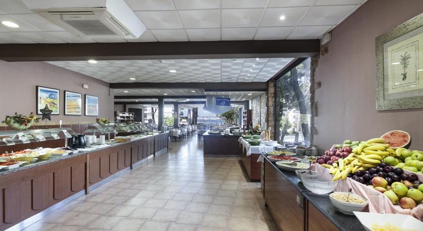 Шведский стол в основном ресторане