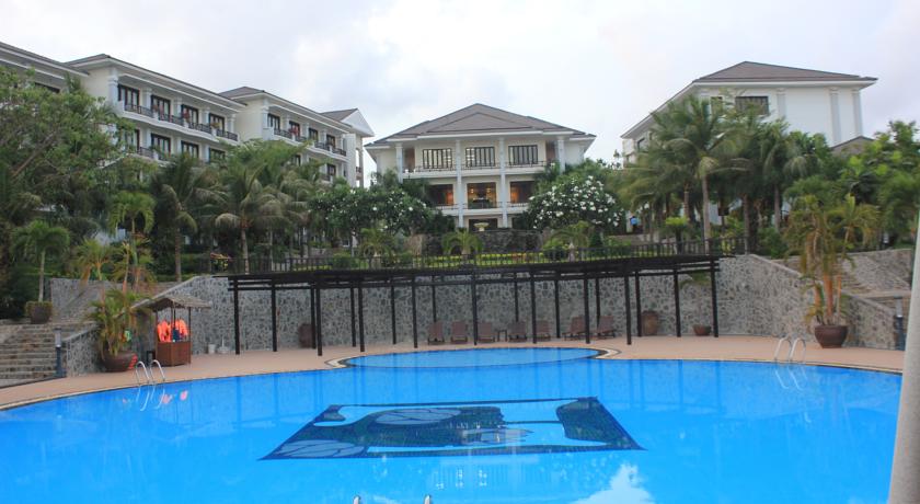 Открытый бассейн с террасой для загара