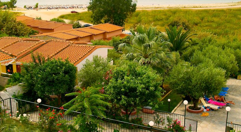 Корпуса отеля в саду