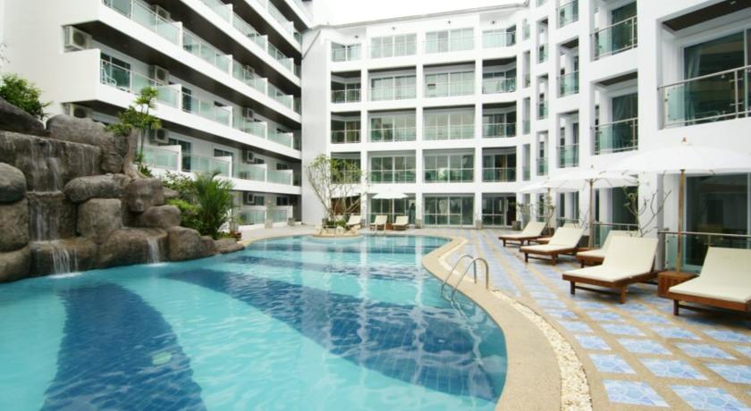 Открытый бассейн с террасой для загара