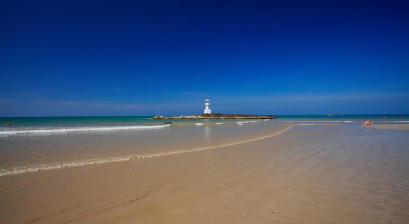 Песчаный пляж рядом с отелем