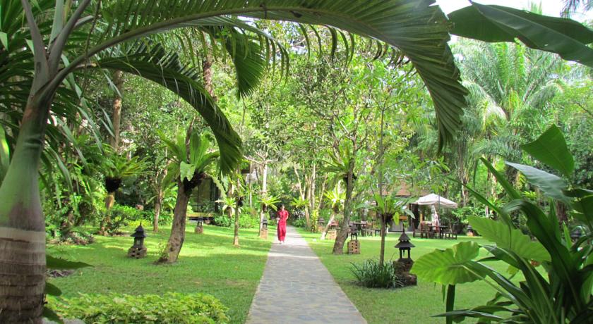 В саду отеля