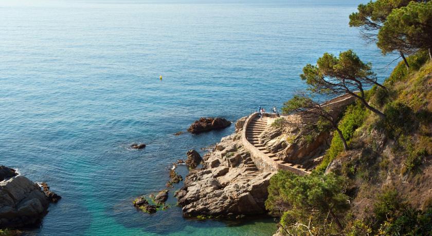 Побережье в окрестностях отеля