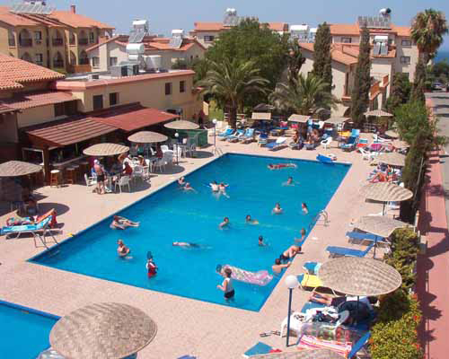 Открытый бассейн с террасой для загара