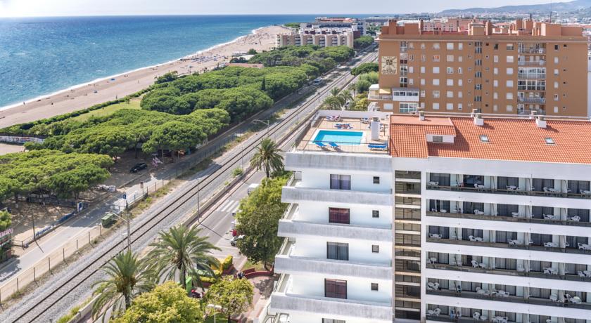 Пляж через дорогу от отеля