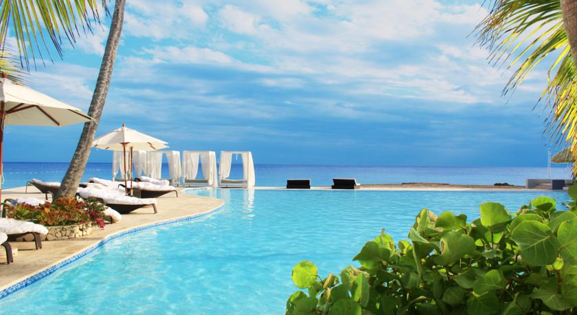 Панорамный бассейн с террасой для загара