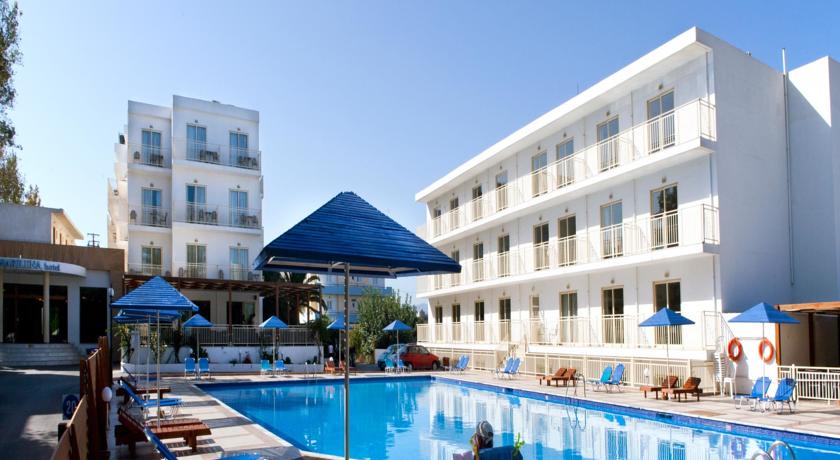 Территория у бассейна