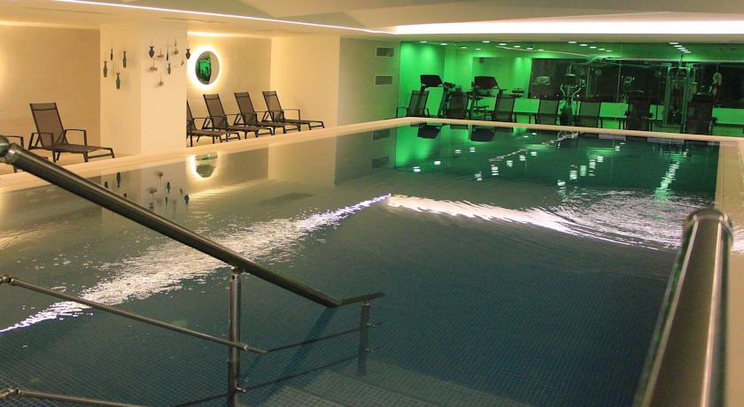 Крытый бассейн