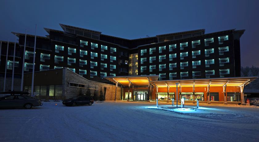 Территория отеля вечером