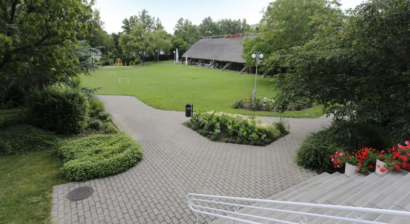 В саду отеля