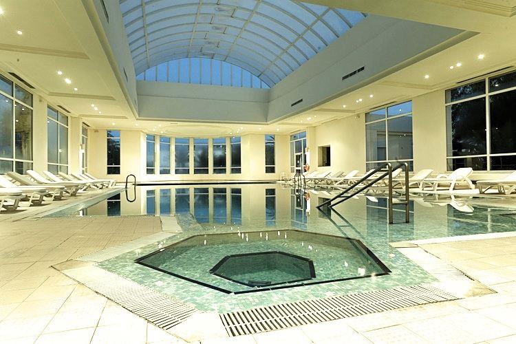 Крытый бассейн и джакузи