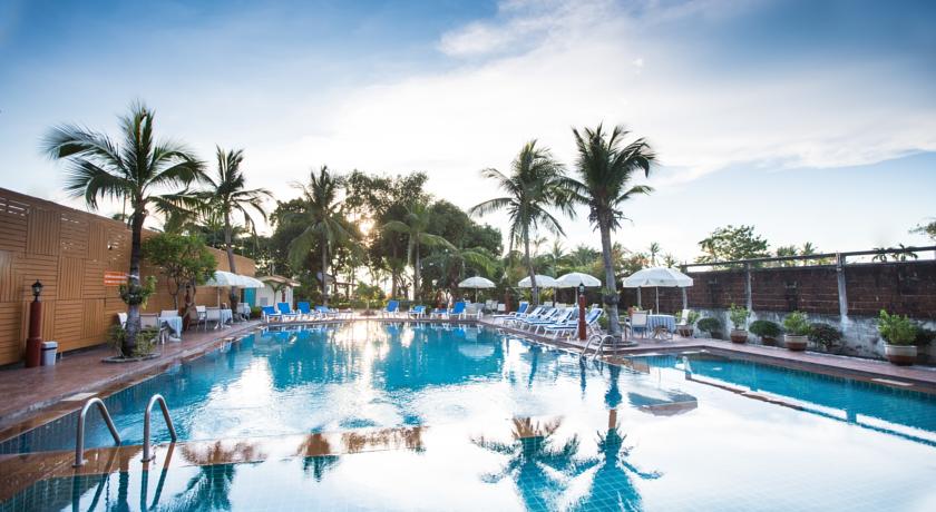 Терраса для загара у бассейна