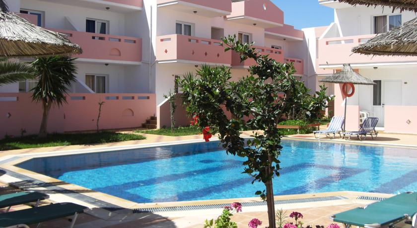 Открытый бассейн с террасой для загара