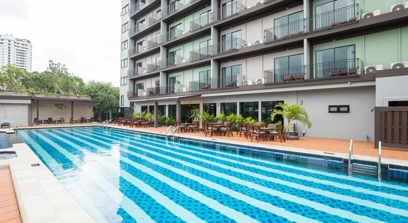 Территория у бассейна