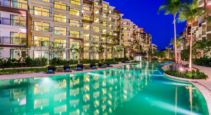 Территория отеля вечером