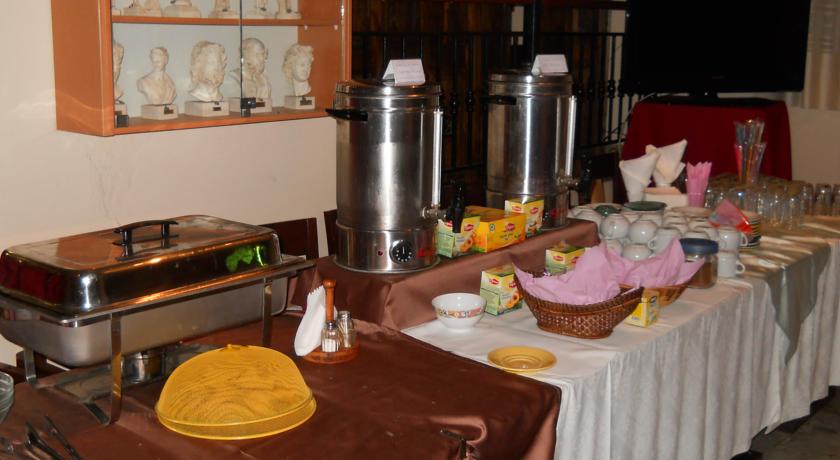 Шведский стол в ретсторане