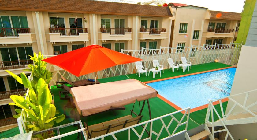 Территория у бассейна