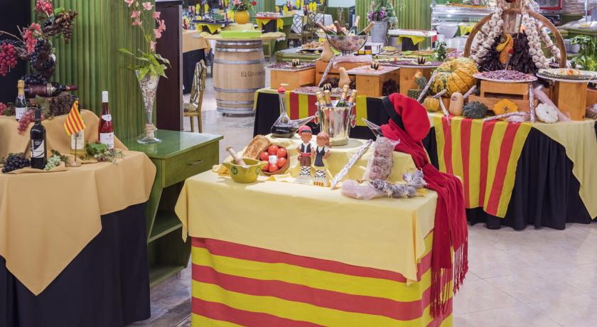 Шведский стол в ресторане