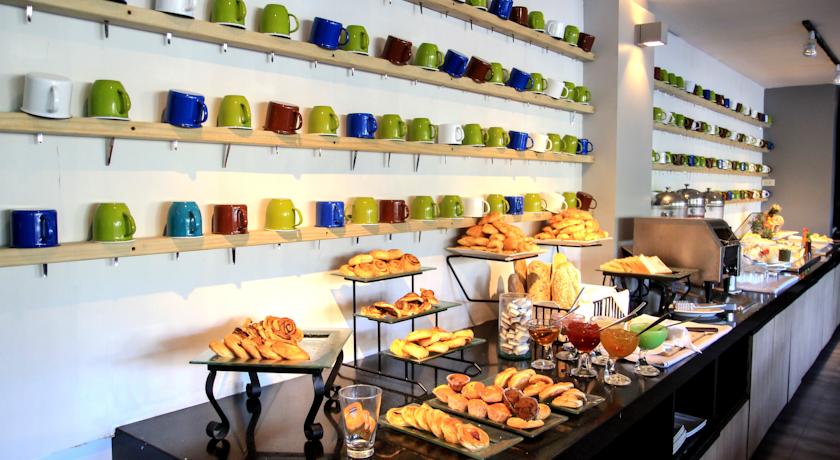 Шведский стол в ресторане