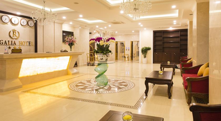 В холле отеля