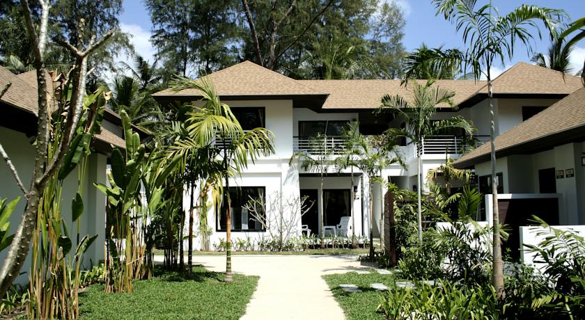 Территория отеля утопает в зелени