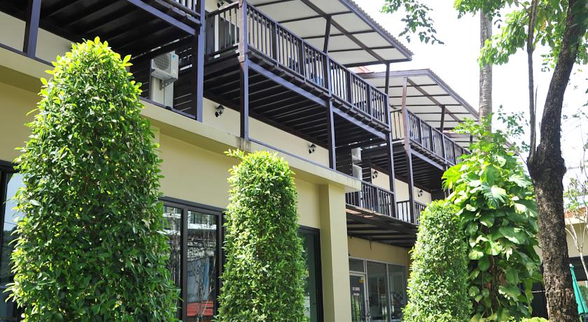 Корпус отеля в саду