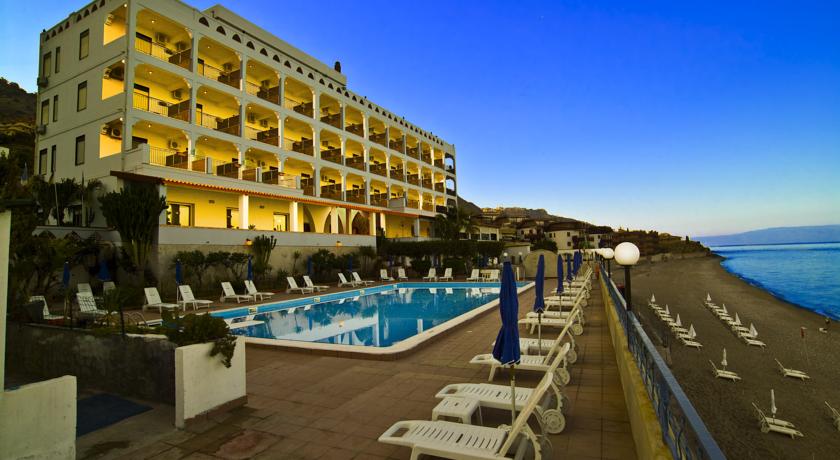 Территория у бассейна