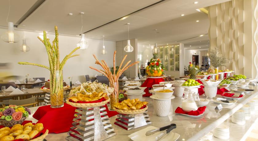 Шведский стол в ресторане