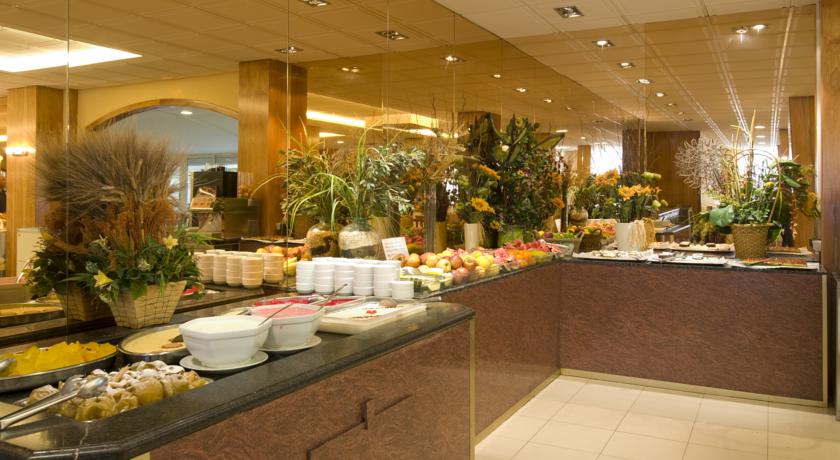 Шведский стол в ресторане