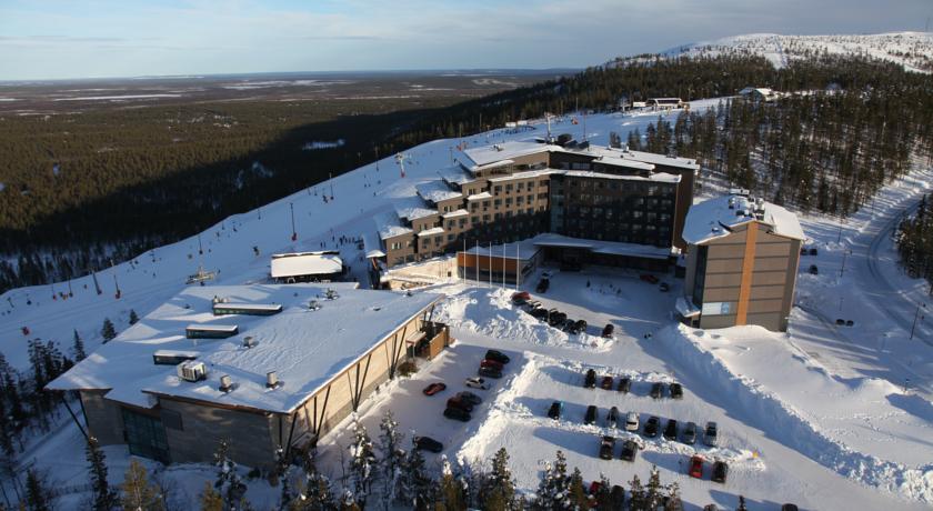 Территория отеля зимой