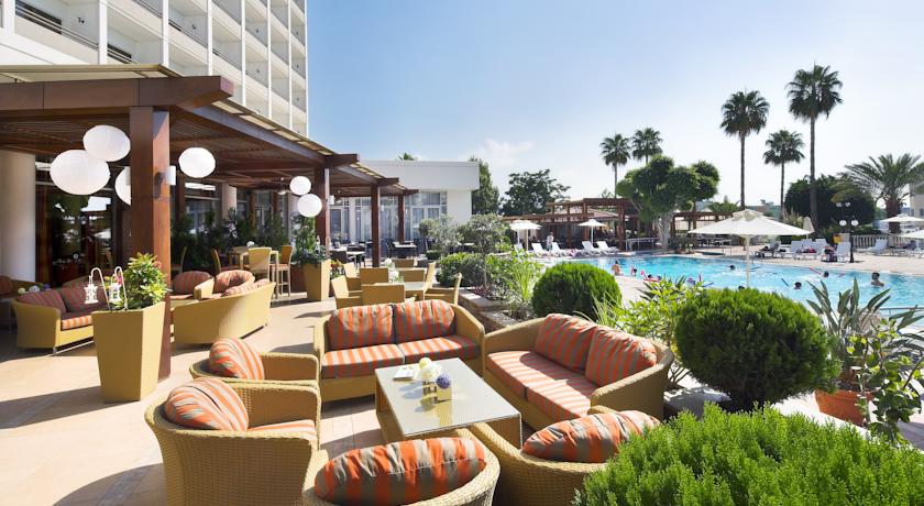 Лаунж у бассейна